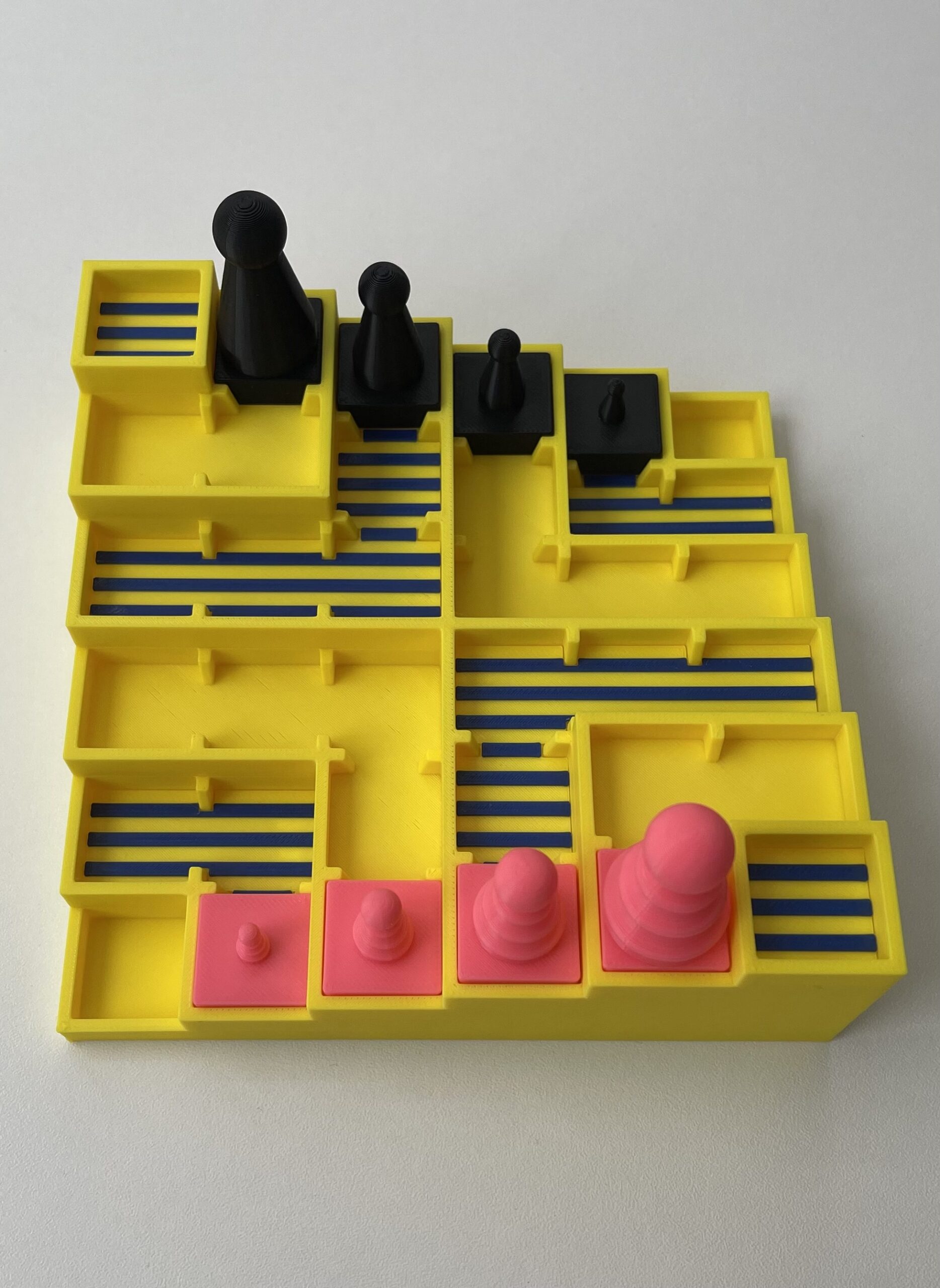 Spielfeld Terrassen-Schach mit Spielfiguren