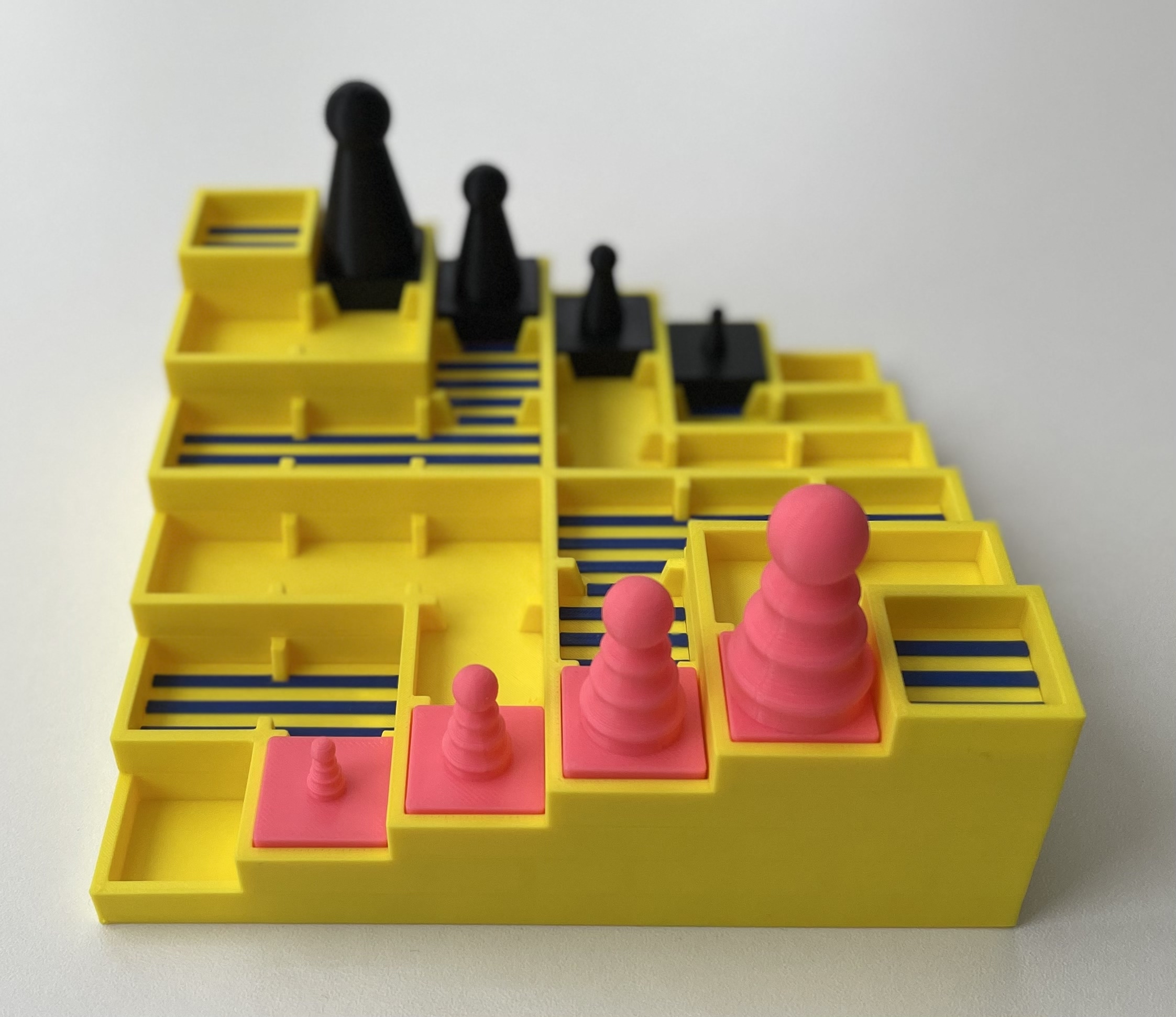 Spielfeld Terrassen-Schach mit Spielfiguren